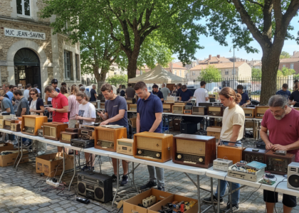découvrez le marché aux radios et équipements électroniques à la mjc jean-savine : une occasion unique pour les passionnés de retrouver, échanger ou vendre du matériel électronique vintage et moderne.